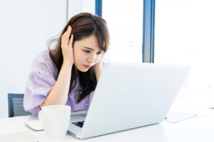 悩む女性